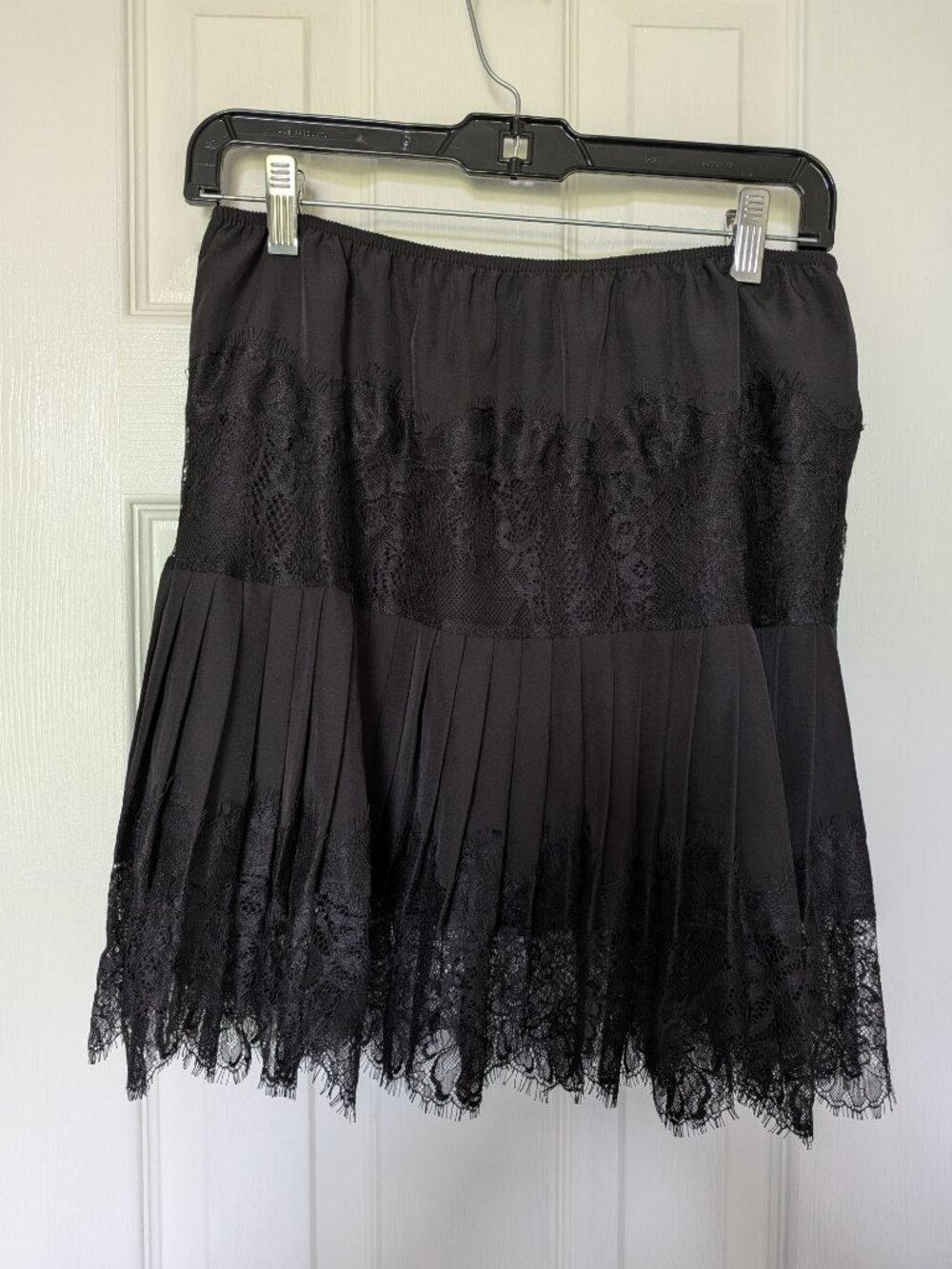 Black Tiered Pleated Lace Trim Mini Skirt Size L - Picture 2 of 3